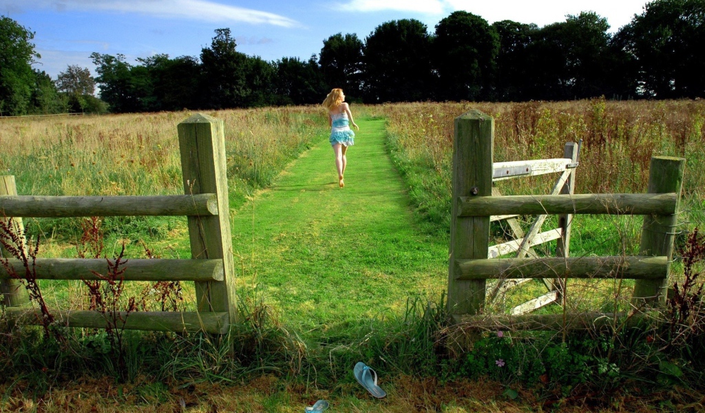 Девушка идет по полю на ферме