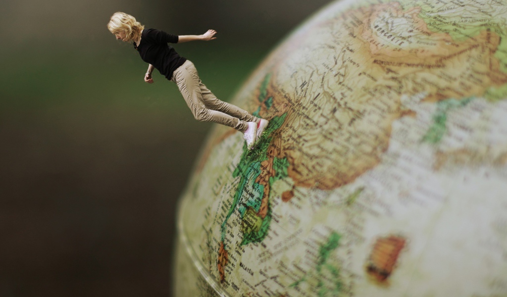 Девушка идет по глобусу