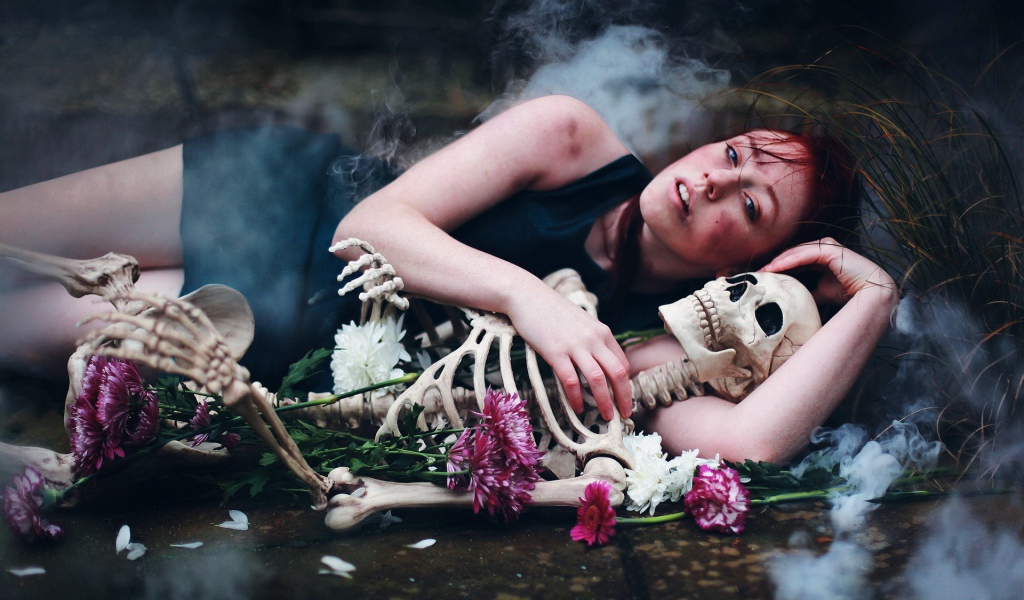 Девушка обнимает скелет