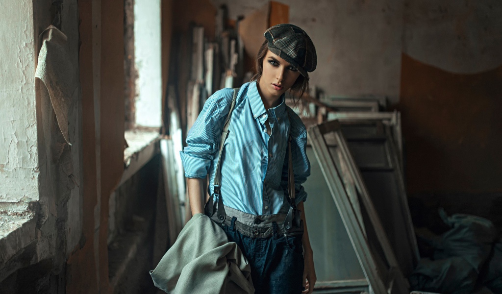 Девушка в берете стоит среди ремонта