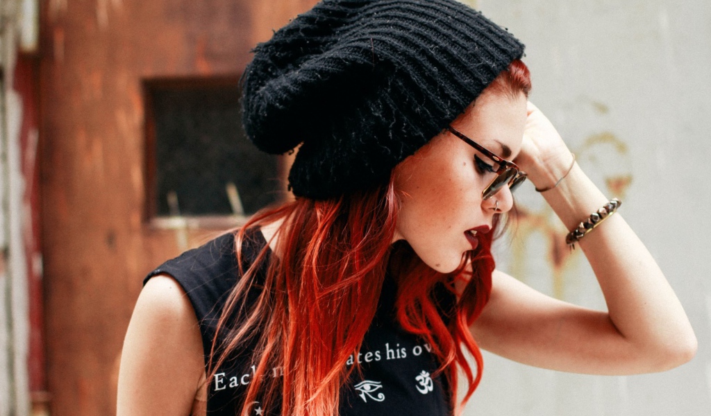 Девушка в черной вязанной шапке