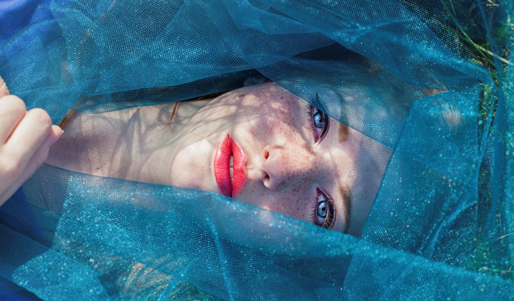 Девушка в голубой сетке