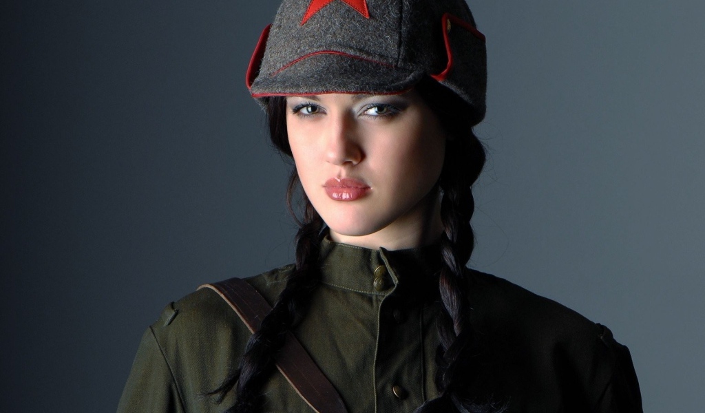 Девушка в шапке-буденовке