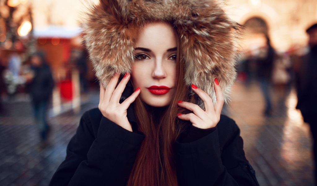 Девушка в меховом капюшоне
