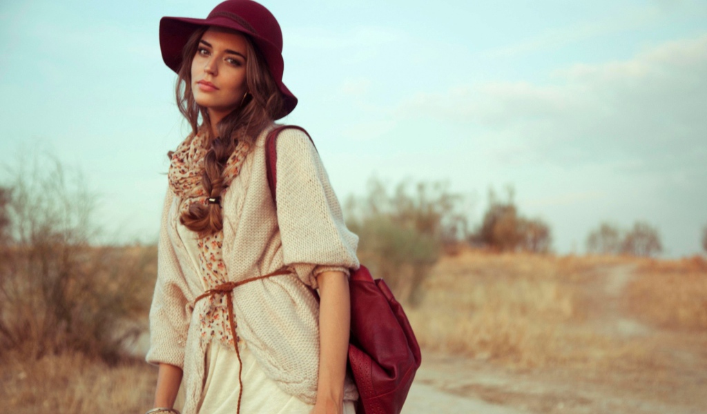 Девушка в красной шляпе