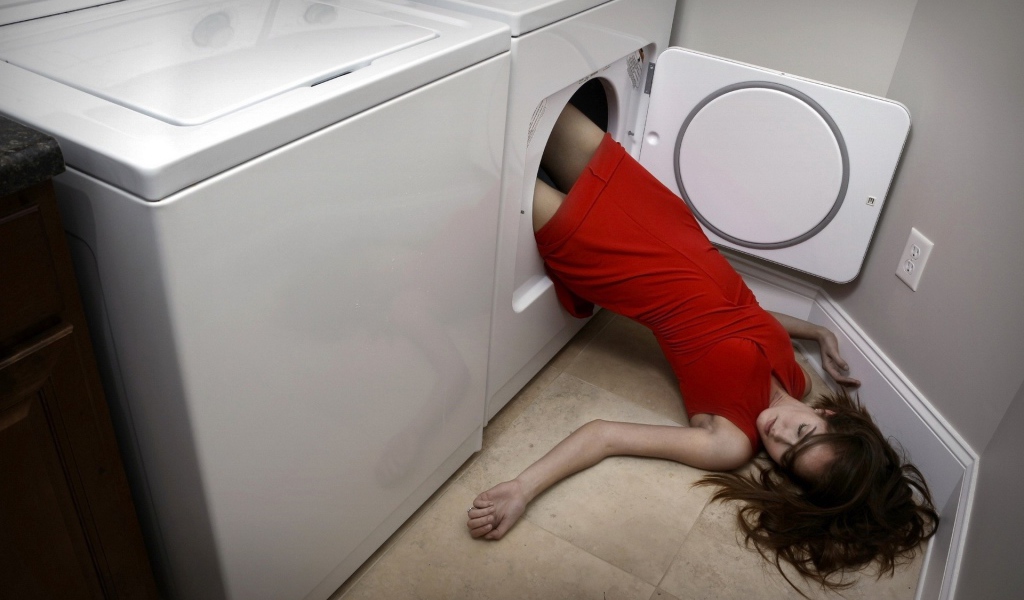 Девушка в стиральной машине
