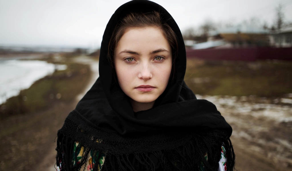 Девушка в черном платке