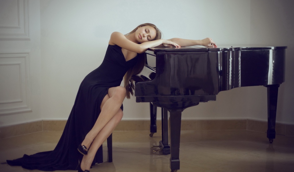 Девушка в черном платье у черного рояля