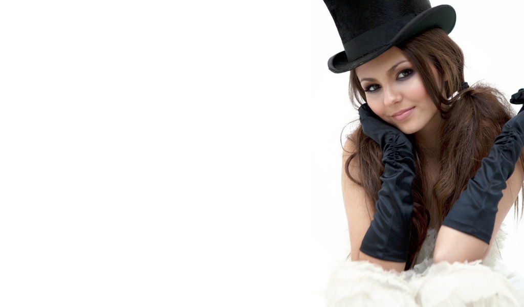 Девушка в черном цилиндре Виктория Джастис