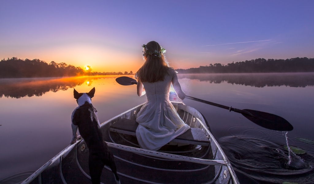 Девушка в лодке с собакой