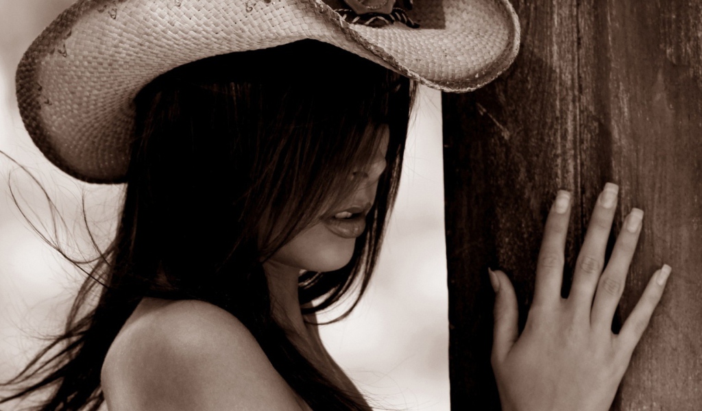 Девушка в ковбойской шляпе