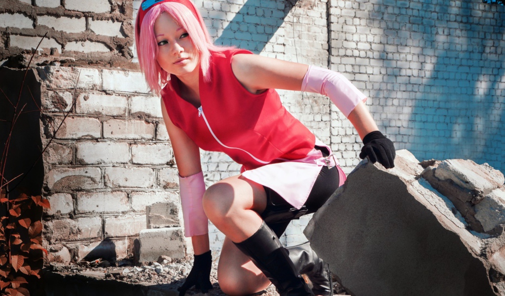 Девушка в одежде героя аниме Сакура Харуно