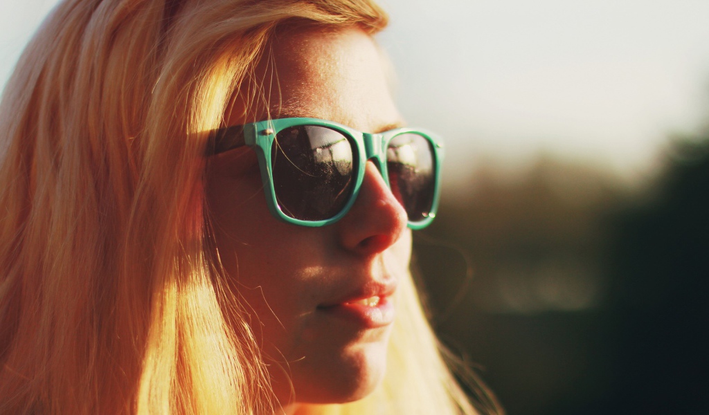 Девушка в очках в зеленой оправе