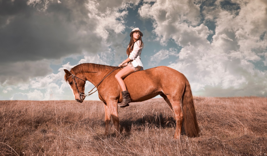 Девушка в шляпе верхом на лошади