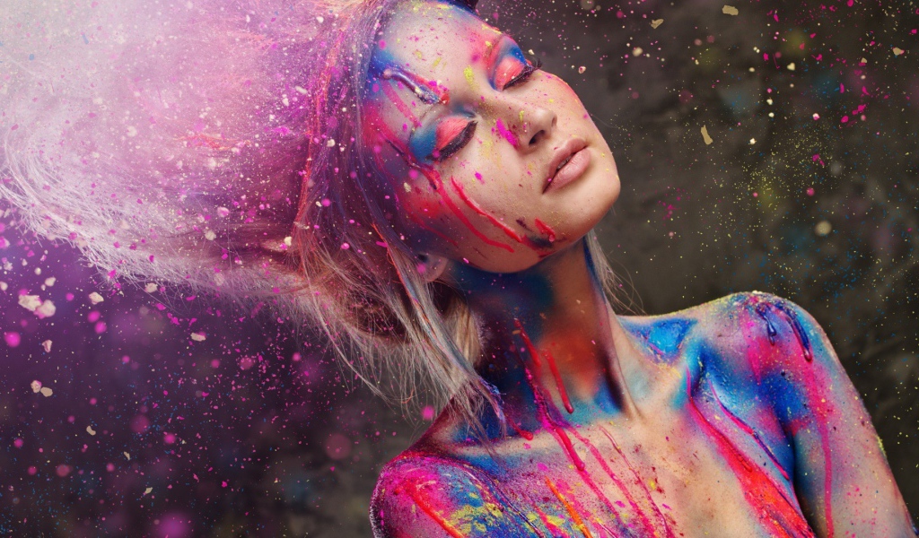Девушка в брызгах краски