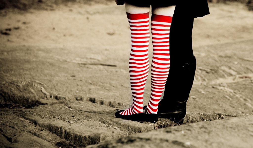Девушка в чулках в красную и белую полосы