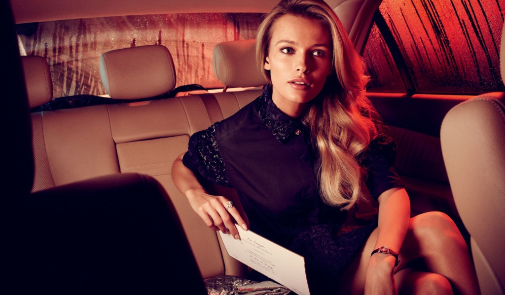 Девушка на сиденье автомобиля