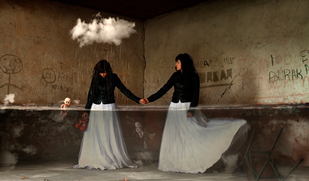 Девушки в комнате оказались под дождем