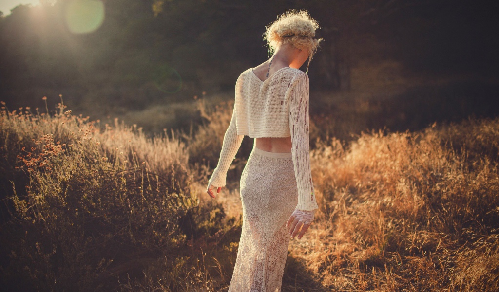 Девушка в белом наряде уходит вдаль