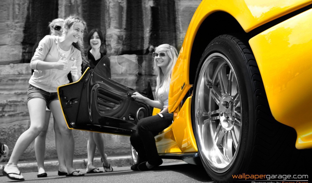 Девушки у желтого авто Pagani