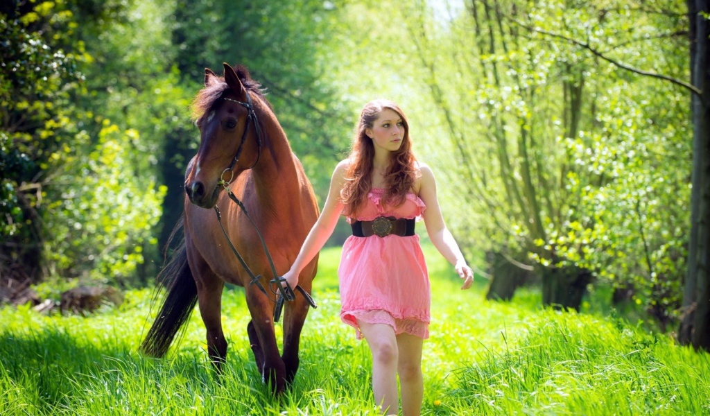 Девушка ведет лошадь под уздцы