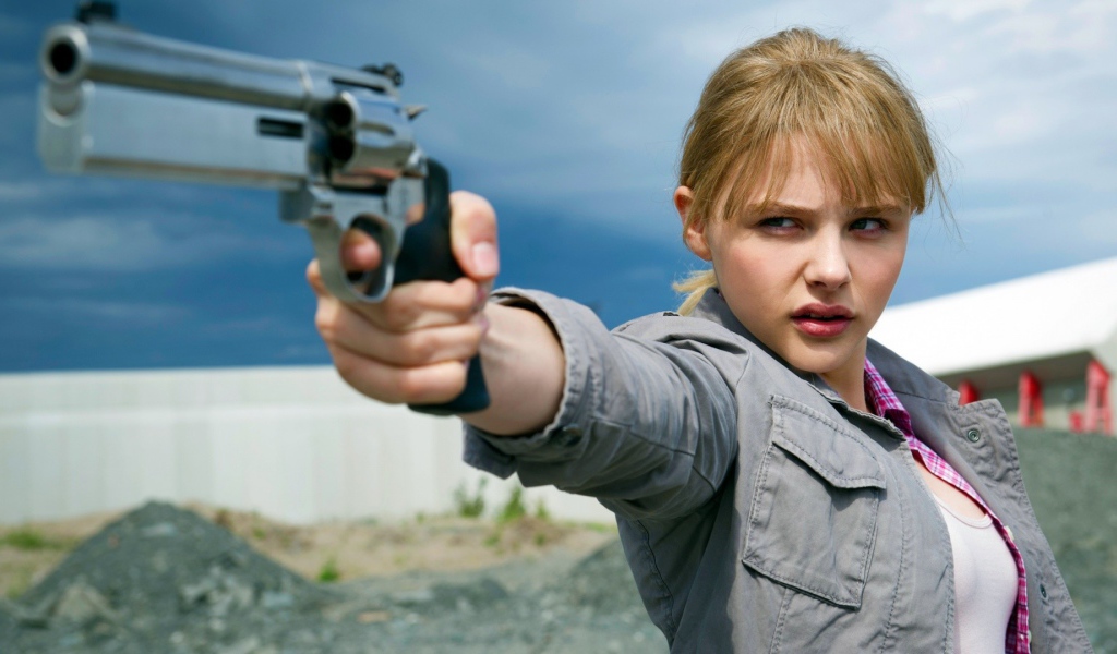Девушка модель с пистолетом в руке