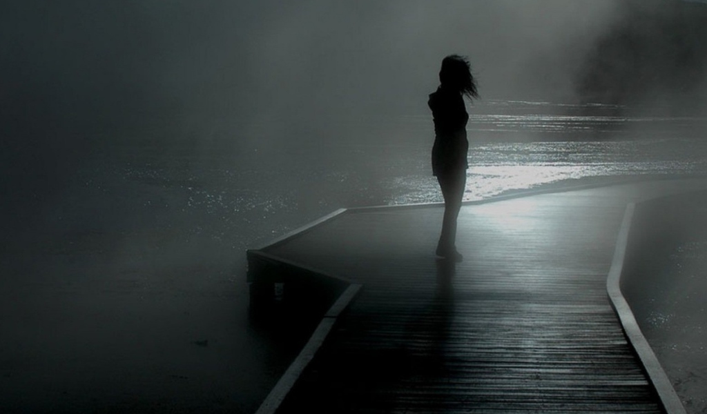 Девушка на причале в тумане