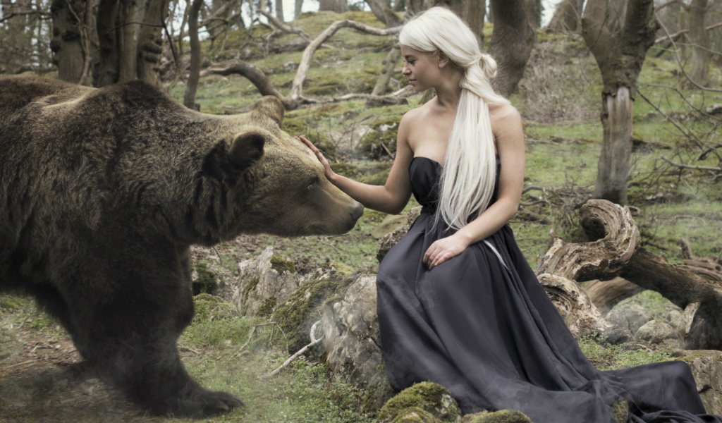 Девушка играет с медведем