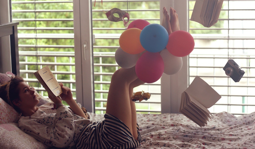 Девушка читает книгу среди хаоса