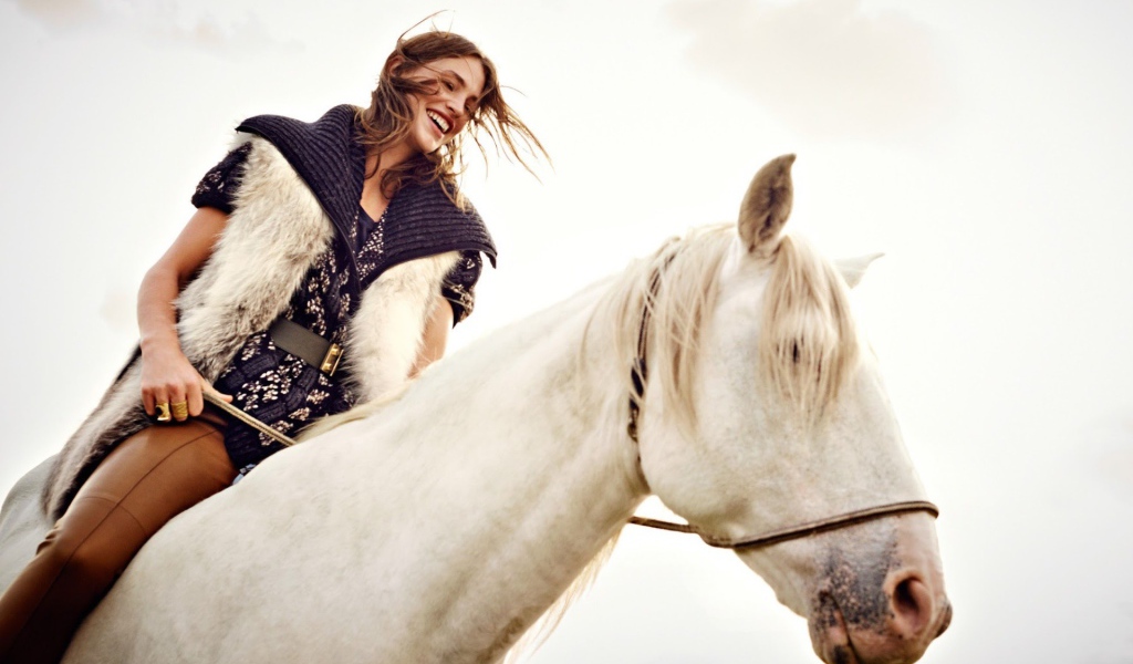 Девушка верхом на белой лошади
