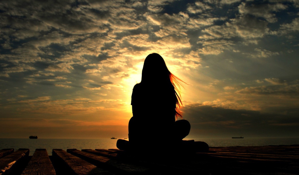 Силуэт девушки на фоне заката