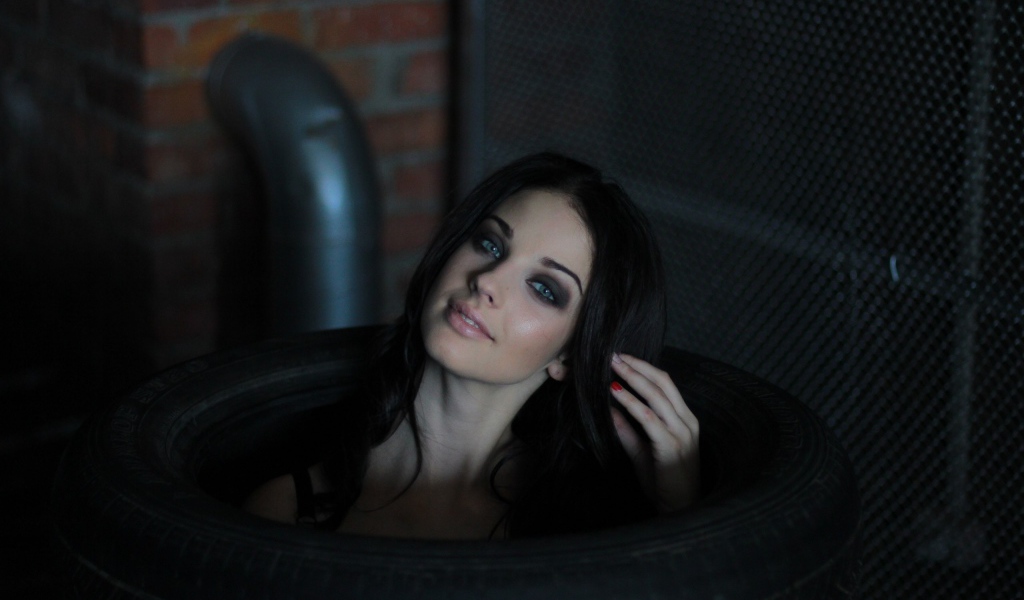 Девушка сидит в автомобильных покрышках, Алла Бергер