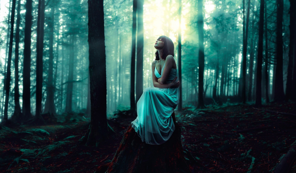 Девушка сидит на старом пеньке