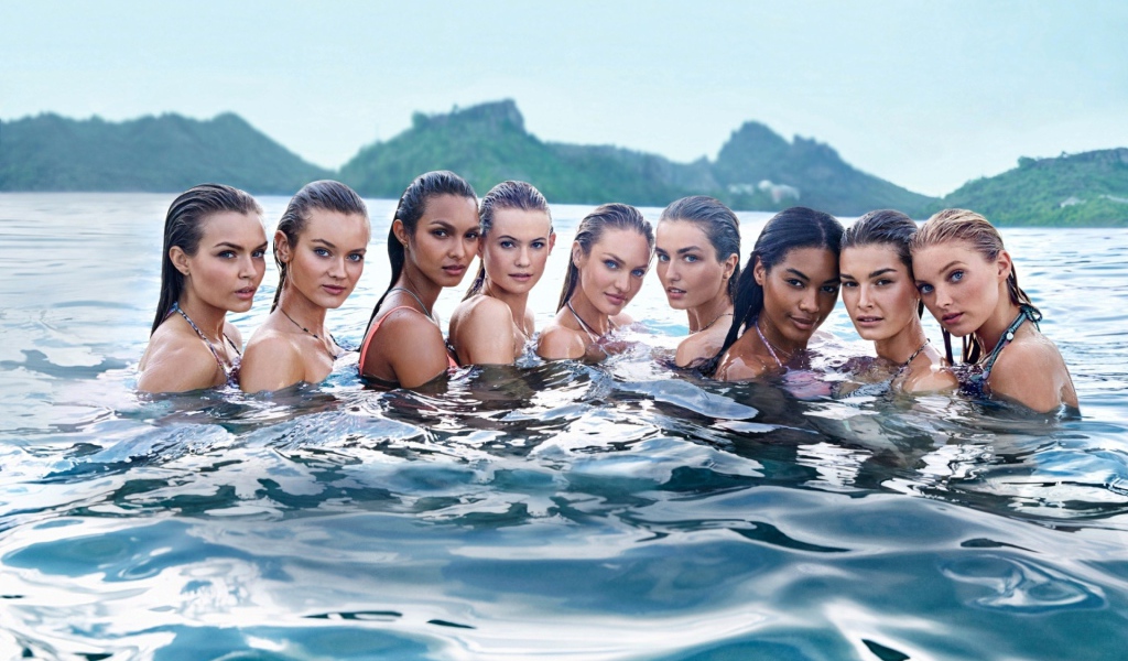 Девушки стоят в воде озера по плечи