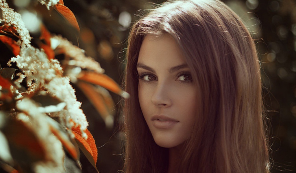 Девушка стоит у дерева