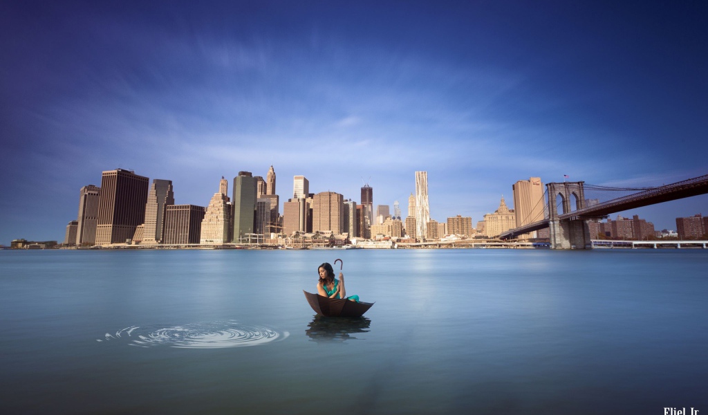 Девушка плывет на зонте