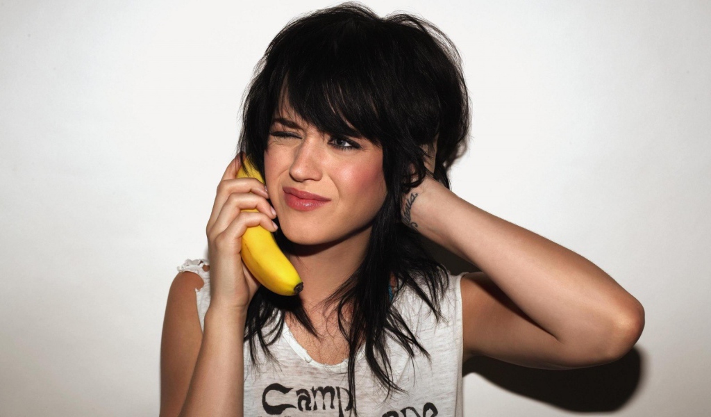 Девушка пытается позвонить по банану