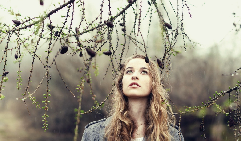 Девушка под лиственницей