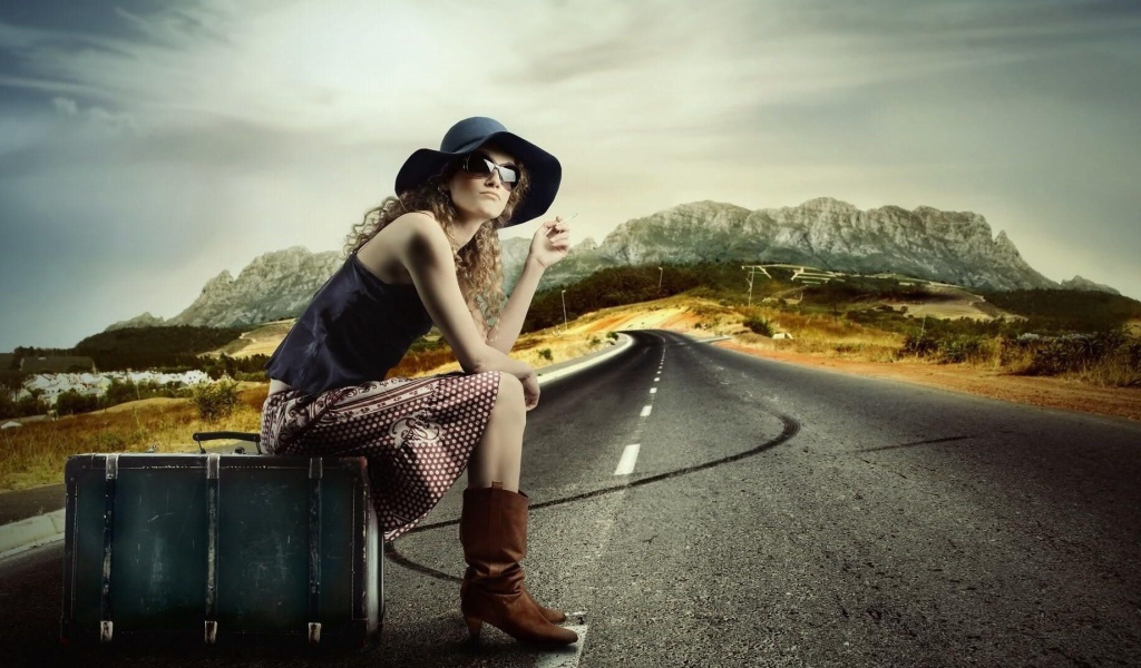 Девушка ждет попутную машину