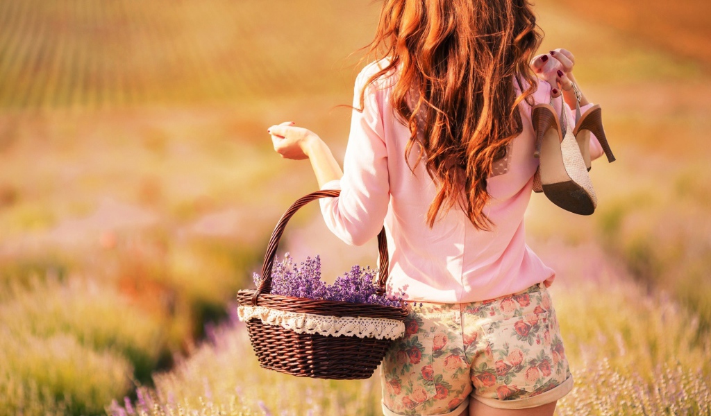 Девушка с корзинкой фиолетовых цветов
