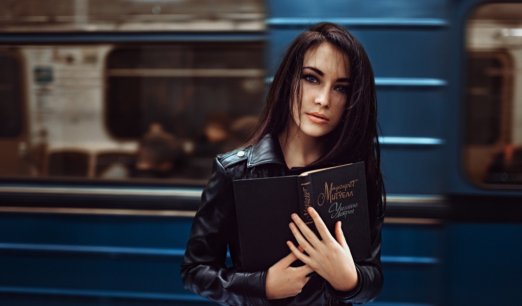 Девушка с книгой в метро