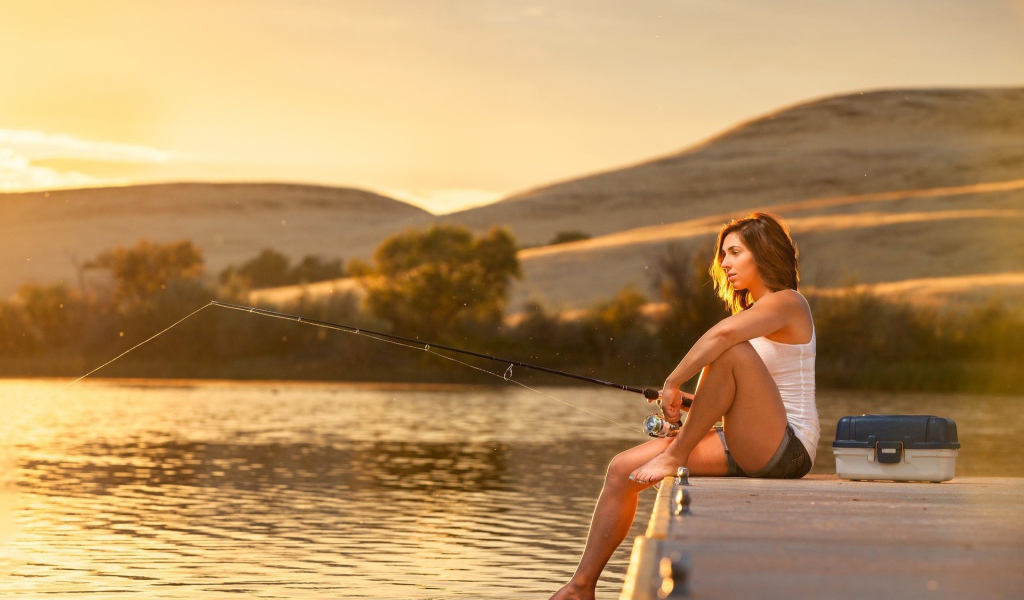 Девушка с удочкой на рыбалке