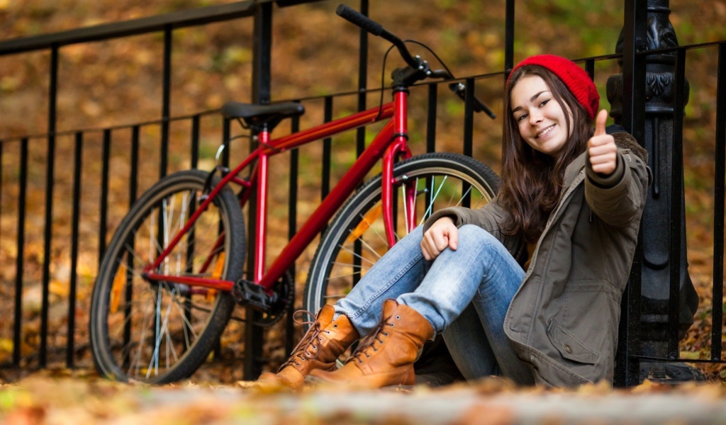 Девочка с красным велосипедом