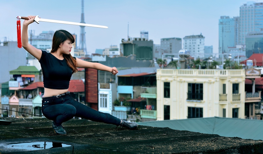 Девушка с мечом в руке на крыше