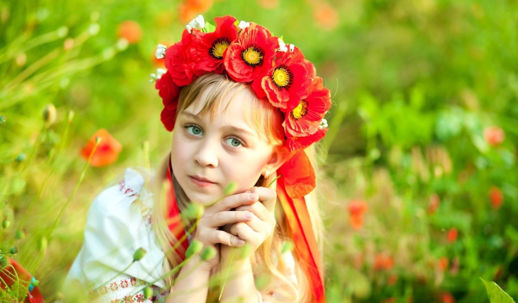 Девушка с венком из маков на голове