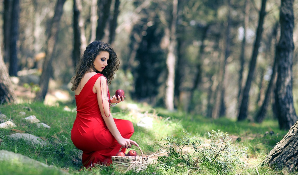 Девушка с корзинкой яблок