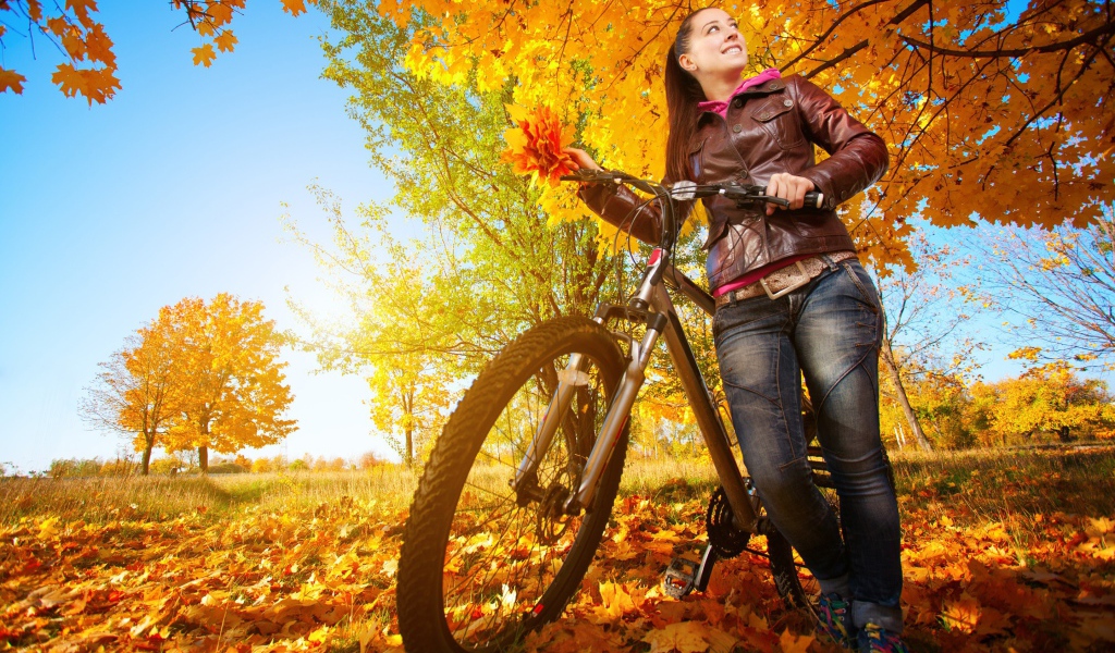 Девушка с велосипедом на осенней прогулке