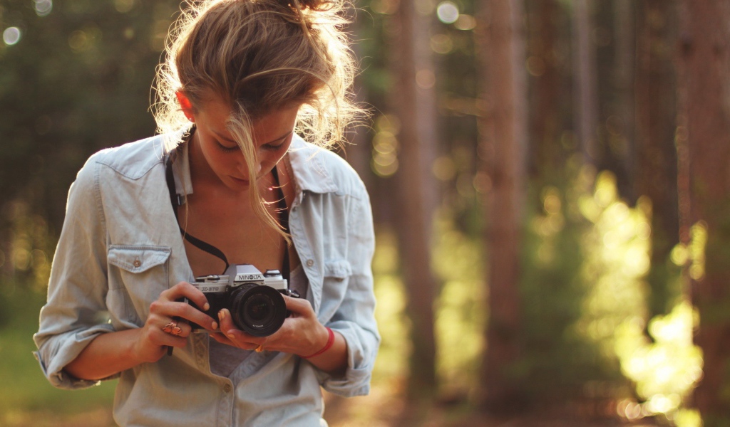 Девушка с фотоаппаратом Minolta