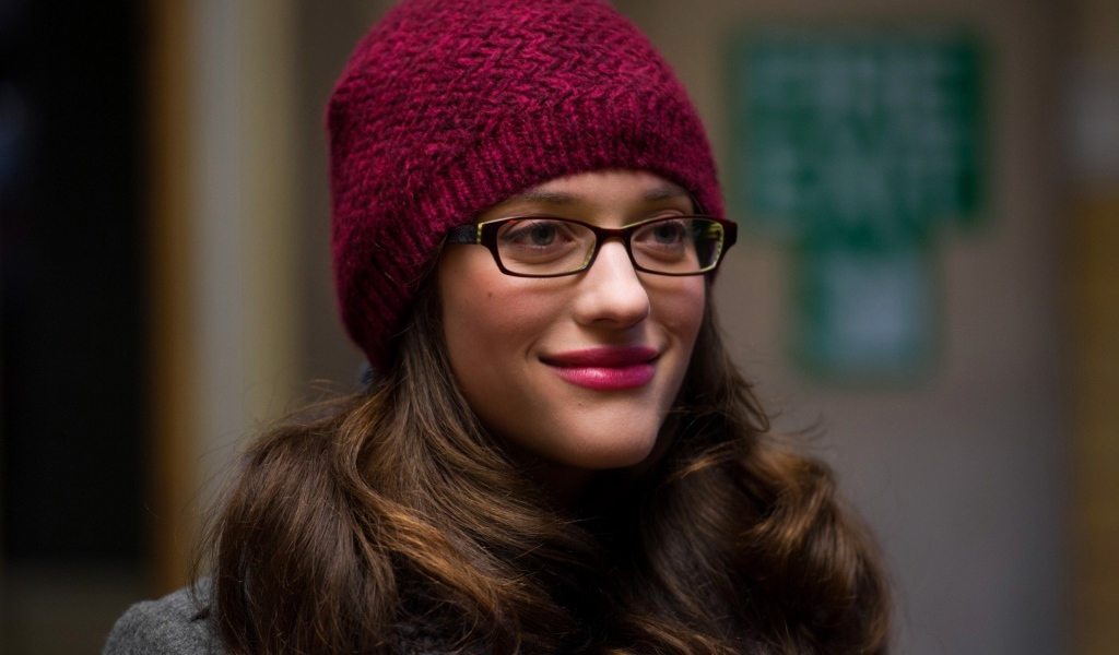 Девушка в очках и красной шапке