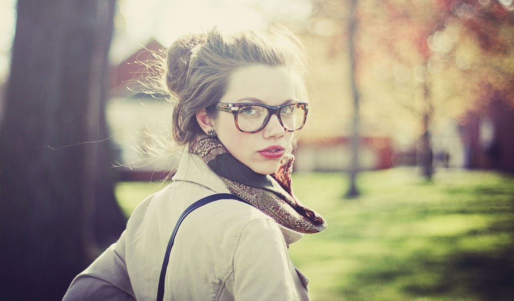 Девушка в очках оглянулась через плечо